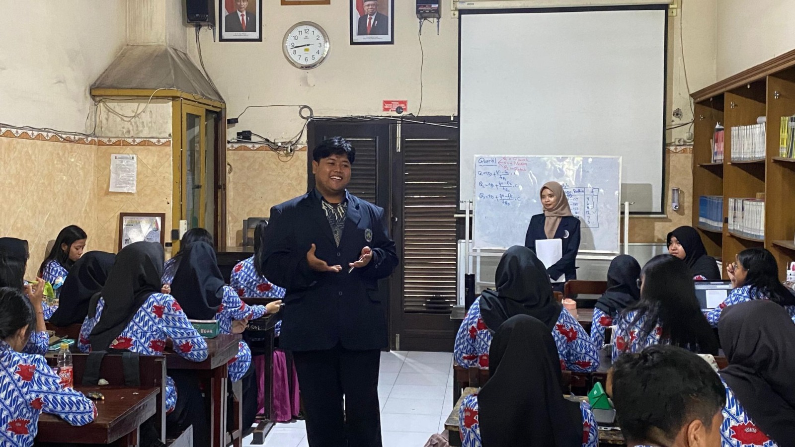 Mahasiswa PPG Universitas Negeri Malang Ciptakan Panduan Illinois Bully Scale Berbasis Poster Interaktif untuk Cegah Bullying di SMAN 3 Malang